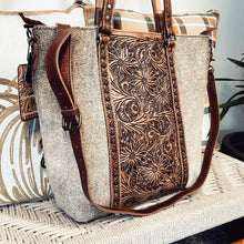 Load image into Gallery viewer, Mandeville Canyon Western Leather Shoulder Tote Bag