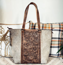 Load image into Gallery viewer, Mandeville Canyon Western Leather Shoulder Tote Bag