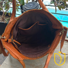 Load image into Gallery viewer, Timeless Treasure Leather Shoulder Bag