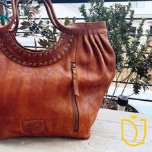 Load image into Gallery viewer, Timeless Treasure Leather Shoulder Bag