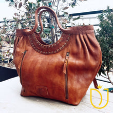 Load image into Gallery viewer, Timeless Treasure Leather Shoulder Bag