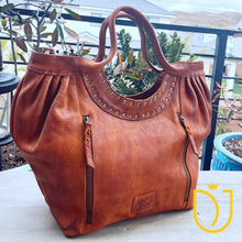 Load image into Gallery viewer, Timeless Treasure Leather Shoulder Bag