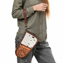 Load image into Gallery viewer, Yorktown Hand Tooled Leather Gun Case

