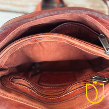 Load image into Gallery viewer, Woodland Hills Small Leather Crossbody Purse
