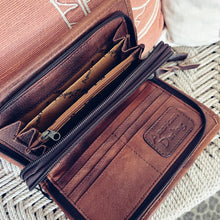 Load image into Gallery viewer, Mustang Ridge Western Leather Crossbody Wallet
