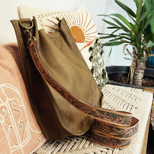 Load image into Gallery viewer, Pine Creek Leather Crossbody Purse

