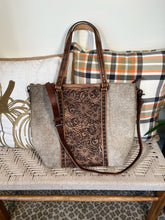 Load image into Gallery viewer, Mandeville Canyon Western Leather Shoulder Tote Bag
