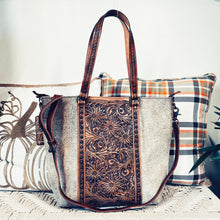 Load image into Gallery viewer, Mandeville Canyon Western Leather Shoulder Tote Bag
