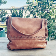 Load image into Gallery viewer, Barnhart Vintage Leather Crossbody Purse
