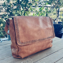 Load image into Gallery viewer, Barnhart Vintage Leather Crossbody Purse
