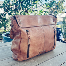 Load image into Gallery viewer, Barnhart Vintage Leather Crossbody Purse
