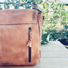 Load image into Gallery viewer, Barnhart Vintage Leather Crossbody Purse
